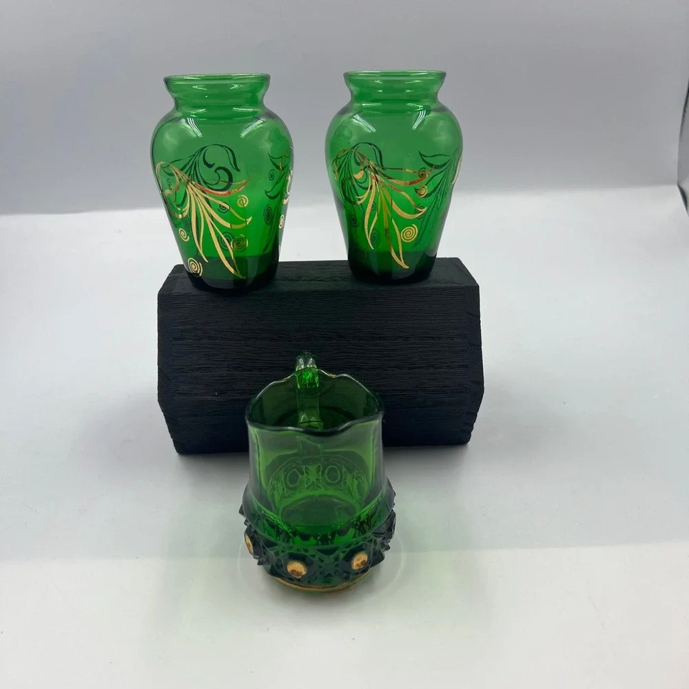 Vtg Emerald‎ Green Bud Vases & Mini Pitcher W Gold Tone Leaf Pattern Hobnail MCM
